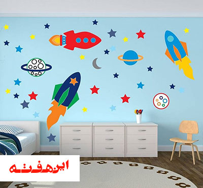تزیین دیوار اتاق پسر بچه با نقاشی کهکشان روی دیوار و سقف
